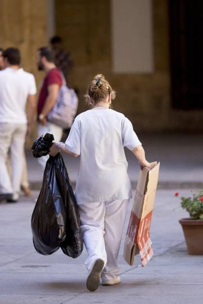 Una empleada de la limpieza en el Rectorado de la Universidad de Sevilla.