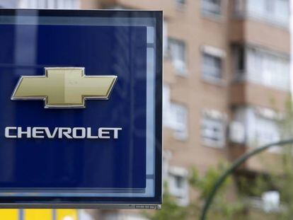 El logo de Chevrolet en uno de los concesionarios multados de Madrid