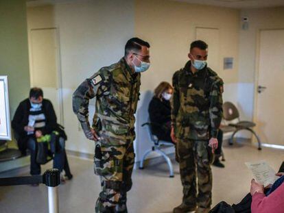 Hospital militar de Saint-Mande, al este de París, donde se ha empezado vacunar para el Covid, ayer.