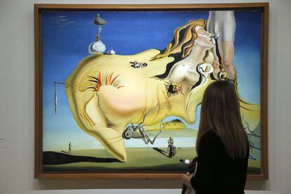 Un visitante observa 'El gran masturbador' de Dalí en el Centro Pompidou.