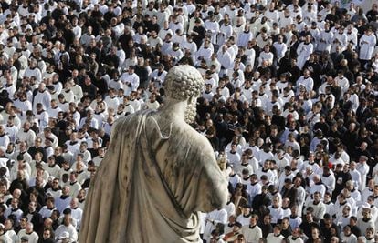 Miembros de la iglesia durante la misa inaugural del papado de Francisco en la plaza de San Marcos.