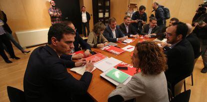 Pedro S&aacute;nchez reunido con su equipo de negociaci&oacute;n del PSOE, hace dos semanas.