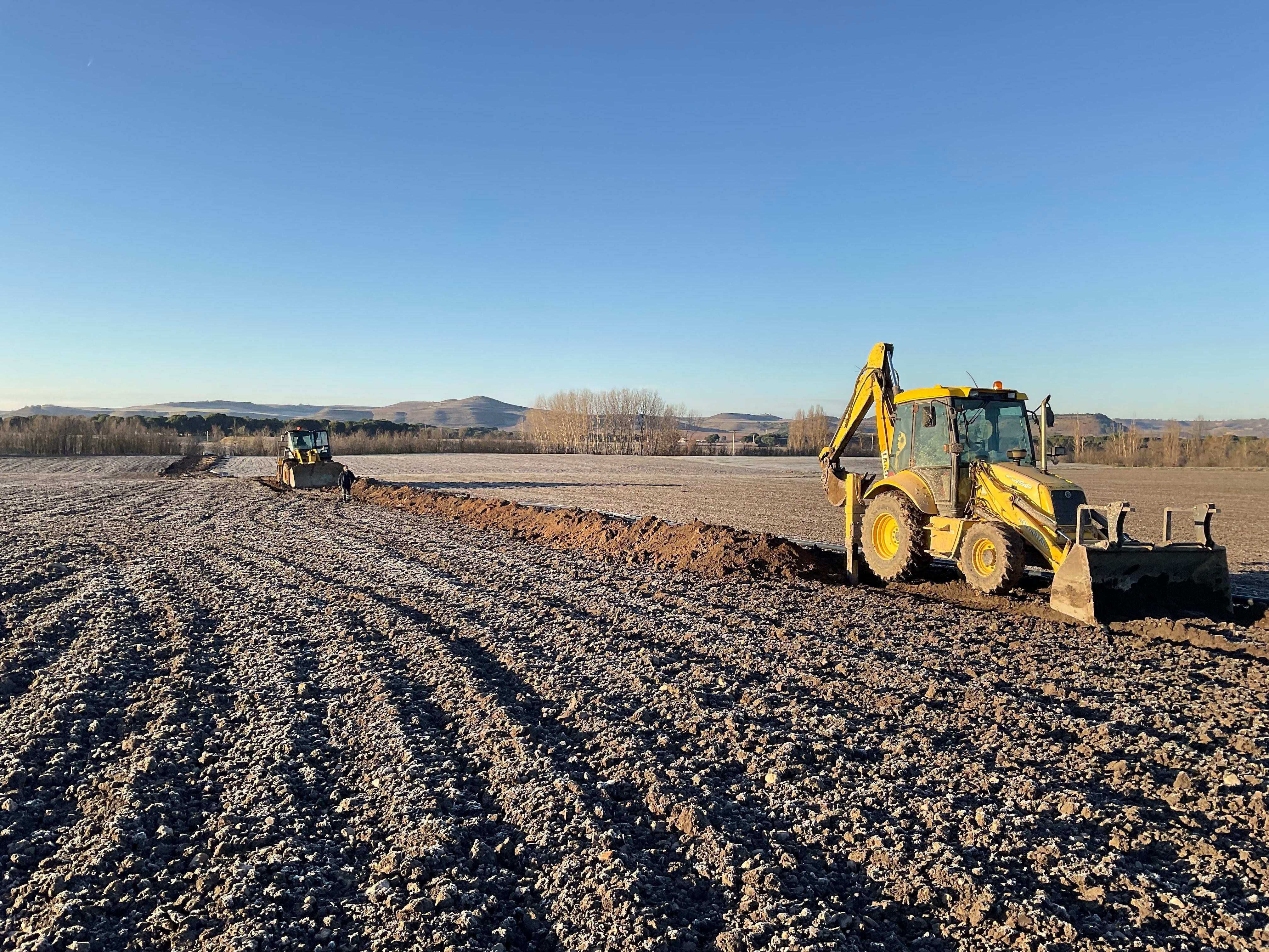 Excavadoras que abrieron la zanja en el yacimiento vacceo de Pintia.
