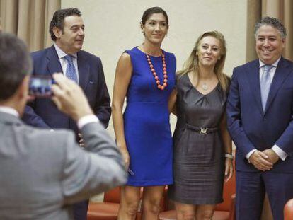 El secretario de Estado de Seguridad Social, Tom&aacute;s Burgos, posa para una foto con un grupo de diputados populares en el Congreso tras presentar los presupuestos de su departamento.