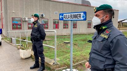 Dos agentes de la Guardia de Finanzas custodian la entrada de la sala creada para el mayor juicio contra la 'Ndrangheta, celebrado hace un año en Lamezia Terme.