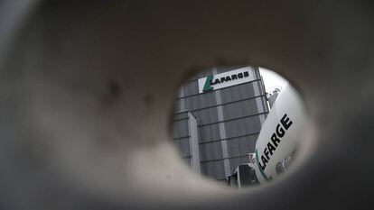 Un camión de cemento de una planta de Lafarge a las afueras de París.
