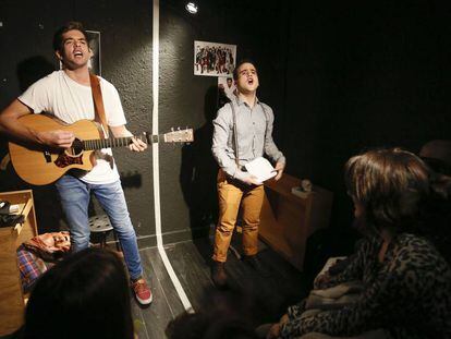 Rodrigo Vega y Marcos Montejano actúan en un micromusical.