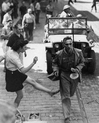 'Patada a los alemanes'. Toulon, Francia, septiembre de 1944. (Del libro 'La Segunda Guerra Mundial. Imágenes para la historia'. Paco Elvira. Prólogo de Jorge M. Reverte. Lunwerg, 2012)