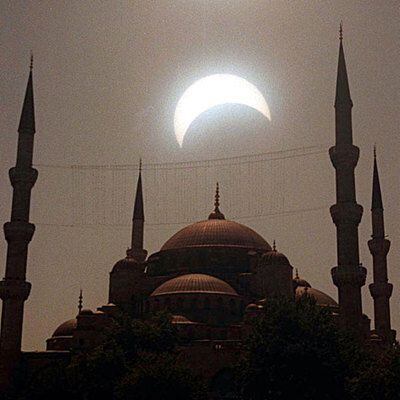 Eclipse solar sobre los minaretes de la Mezquita Azul de Estambul.