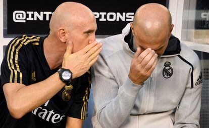 David Bettoni, segundo entrenador, y Zidane hablan durante la derrota contra el Atlético.