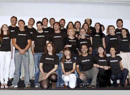Javier Bardem, en el centro de la imagen, rodeado, entre otros, por Rosa María Sardà, Fernando Colomo, Julio Medem, Fernando Sánchez Dragó, Verónica Forqué, Carmelo Gómez, Fran Perea e Icíar Bollaín, en el acto de apoyo al pueblo saharaui