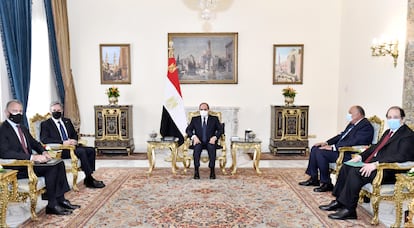 Egyptian President Abdel Fatah Al Sisi chairs a meeting with US Secretary of State Anthony Blinken in Cairo on May 26, 2021.