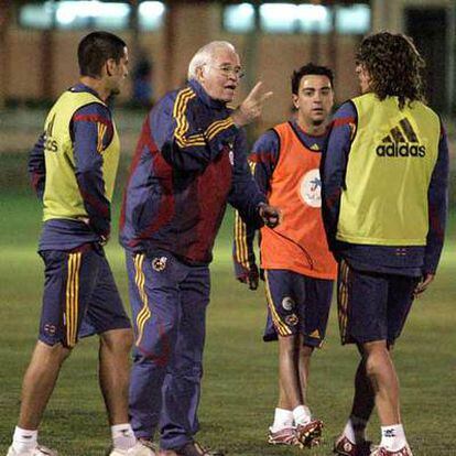 Luis habla con Puyol, en presencia de Juanito y Xavi, durante el entrenamiento de anoche.