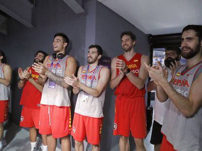 Los compa&ntilde;eros de Navarro le aplauden durante su rueda de prensa.