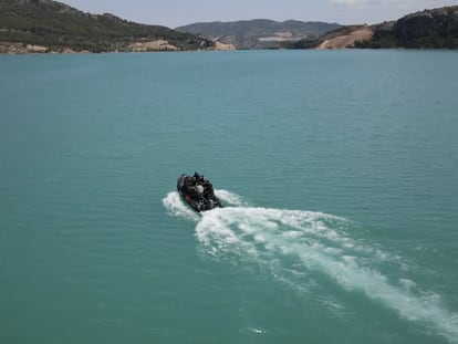 Una lancha de la Guardia Civil en el pantano de Santolea de Teruel, en cuya orilla se encontraban las plantaciones de marihuana.