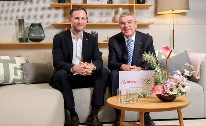 El cofundador de Airbnb Joe Gebbia (izquierda) y el presidente del COI, Tomas Bach, en una imagen difundida a raíz del acuerdo.