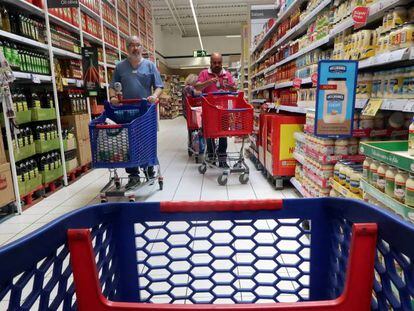 Compradores en un supermercado.