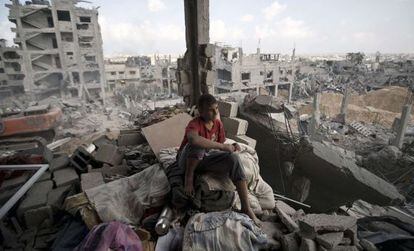 Joven palestino en un edificio destrozado en al-Tufah.