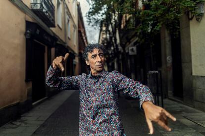El cantante Tomasito, en el barrio de las Letras, en Madrid.