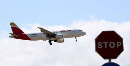 Un avión de Iberia sobrevuela el aeropuerto de El Prat (Barcelona) antes de aterrizar.