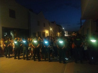 Agentes de la Guardia Civil vigilan una concentración de vecinos en el municipio jiennense de Peal de Becerro en repulsa por el homicidio de un vecino.