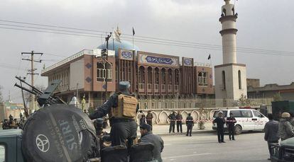 La mezquita Baqir-ul-Olom, en Kabul, tras un atentado suicida.