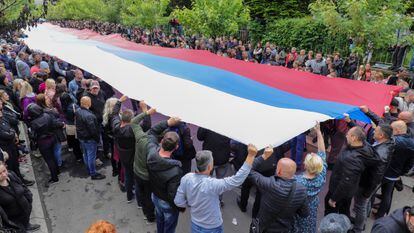 Ciudadanos serbokosovares despliegan una bandera gigante de Serbia durante una protesta en el municipio de Zvecan (norte de Kosovo), el 31 de mayo.