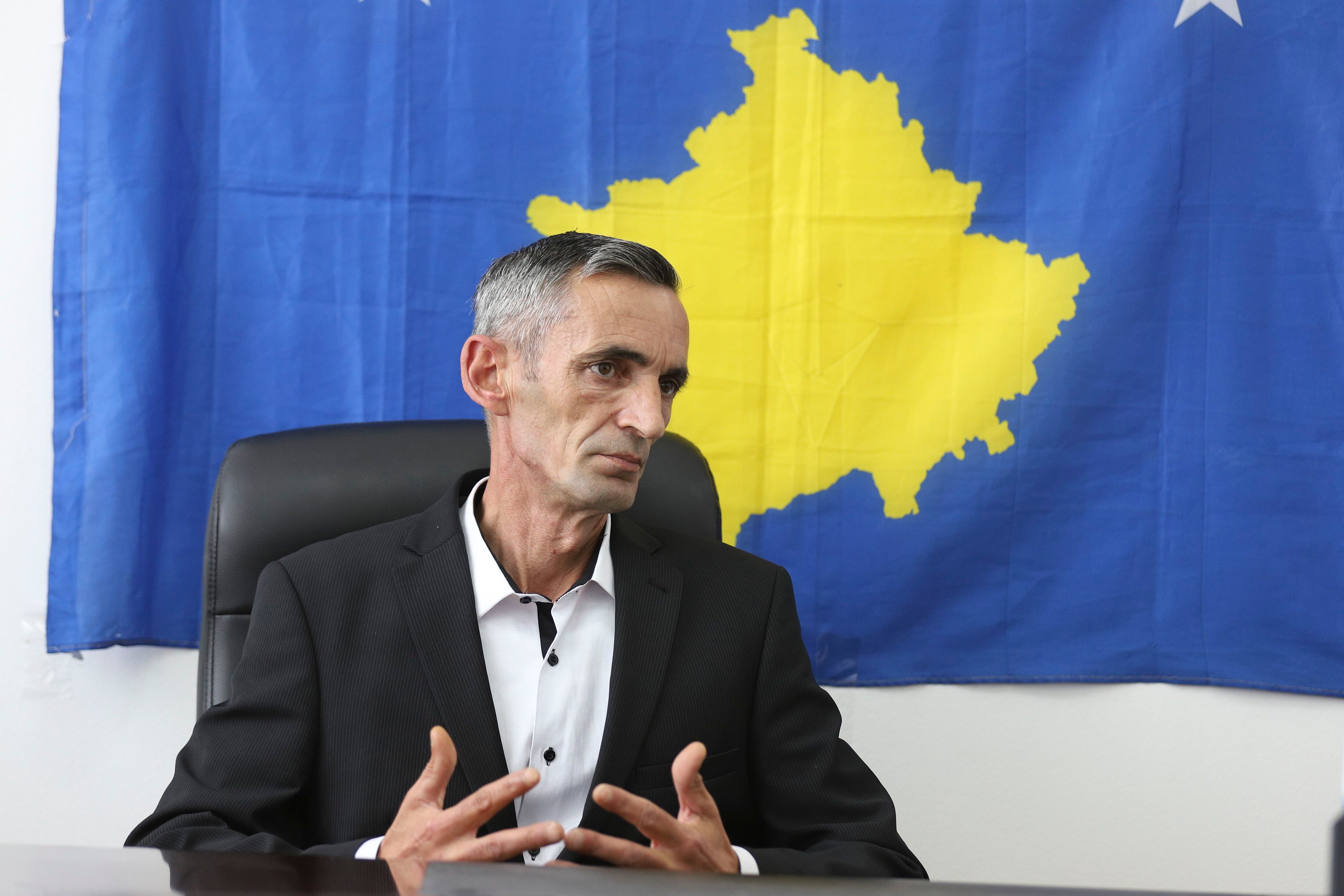 El alcalde de Zvecan, Ilir Peci, de origen albanés, en su oficina de la pedanía de Lipa, el 29 de junio.