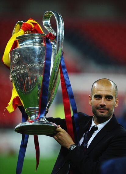 Guardiola, con el trofeo.