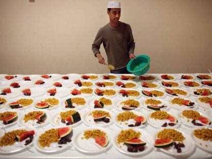 Un cocinero en Londres prepara platos de ramad&aacute;n, un tipo de ayuno.