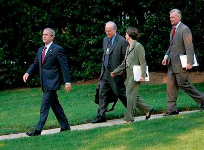 George W.Bush, seguido de sus consejeros Karl Rove, Candi Wolff y Tony Snow, en los jardines de la Casa Blanca.