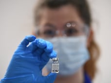 London (United Kingdom), 08/12/2020.- A member of medical staff holds a phial of the Pfizer/BioNTech Covid-19 vaccine jab at Guy's Hospital in London, Britain, 08 December 2020. The UK started the largest immunisation programme in the country's history. Care home workers, NHS staff and people aged 80 and over will begin receiving the jab protecting against the SARS-CoV-2 coronavirus. (Reino Unido, Londres) EFE/EPA/VICTORIA JONES / POOL