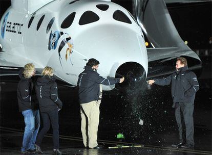 Los gobernadores Schwarzenegger y Richardson bautizan la nave acompañados de Richard Branson.