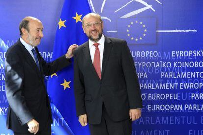 El secretario general del PSOE, Alfredo Pérez Rubalcaba, con el socialdemócrata alemán Martin Schulz.