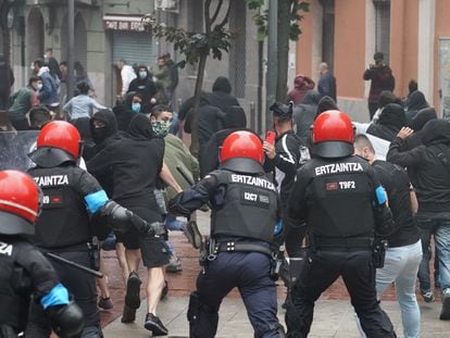 Agentes de la Ertzaintza cargan contra un grupo de radicales que intentan boicotear el mitin de Vox este viernes en Sestao.