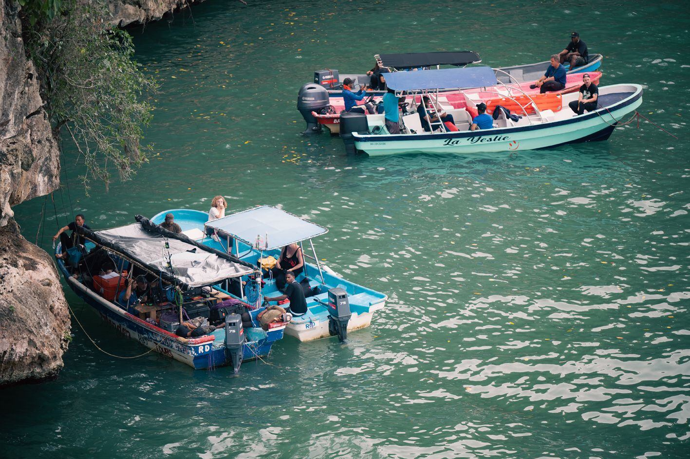 El equipo de más de 250 personas que graba 'El conquistador' solo tiene el agua como medio de transporte entre las distintas localizaciones del 'reality'.