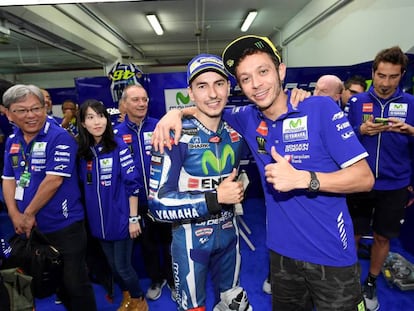 Lorenzo y Rossi, tras la carrera en Cheste.