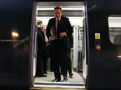 David Cameron sale del metro para ir a una reuni&oacute;n de su Gabinete.