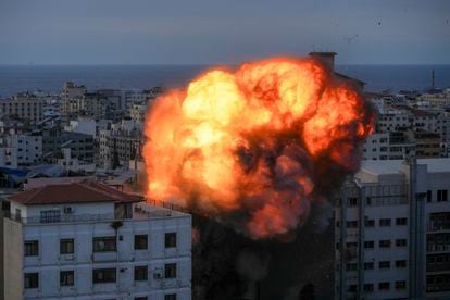 Bombardeo israelí sobre un edificio en Gaza, este domingo. 