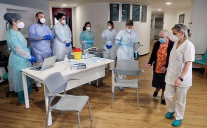 Una interna de una residencia mixta de Gijón, momentos antes de recibir la primera vacuna contra la covid-19 en Asturias.