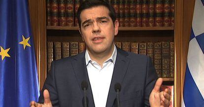 Alexis Tsipras se dirige a los votantes por televisi&oacute;n para pedir el no en el refer&eacute;ndum.