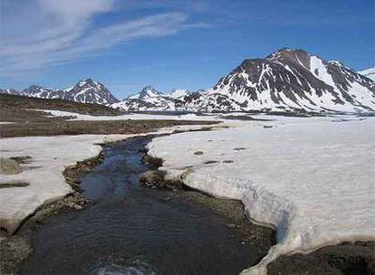 Los ríos asoman en zonas de Groenlandia que antes estaban cubiertas por el hielo.