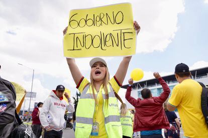 Protesta de los trabajadores de Viva Air en la aeronáutica civil, en Bogotá, el 28 de febrero de 2023.