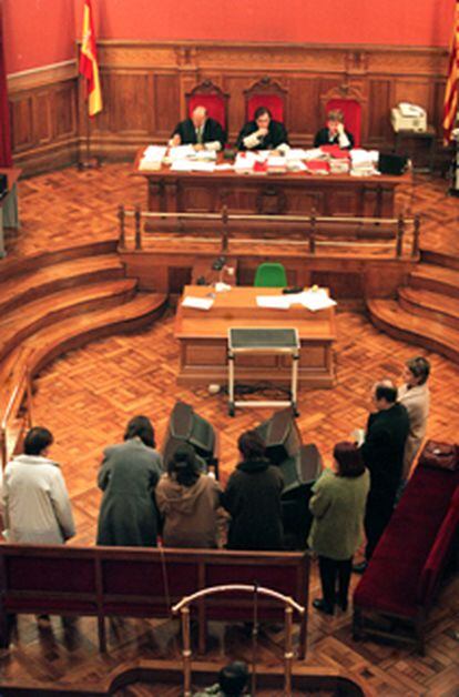 Un grupo de psicólogos declara en el juicio sobre pederastia del Raval, en Barcelona, en 1971.