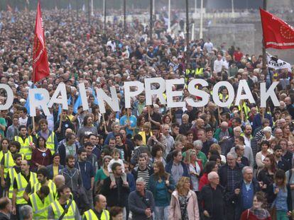 Manifestación por el acercamiento de los presos de ETA el pasado día 20 en San Sebastián. En vídeo, declaraciones de Iker Urbina, abogado de presos de ETA.