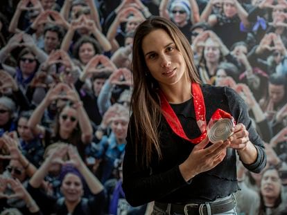 Queralt Castellet muestra su medalla en su visita a la redacción de EL PAÍS el jueves pasado.