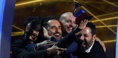 Jorge Drexler celebra su premio con los productores del disco.