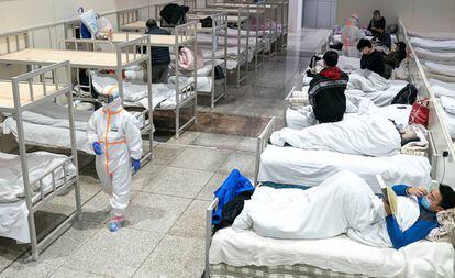 El Centro Internacional de Exhibiciones de Wuhan, convertido en un hospital para pacientes con síntomas de coronavirus.