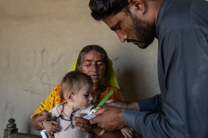 Son Bhari, de 55 años, cuida a su nieto Sahil, cuya vida estuvo en peligro hace unos días. El bebé de ocho meses sufre desnutrición aguda grave y está recibiendo tratamiento gracias a un programa apoyado por Unicef. Sahil recibirá dos sobres de alimento terapéutico a diario durante un mes. Se trata de un tratamiento a domicilio para niños de entre seis meses y cinco años que padecen desnutrición grave. El calor y la falta de alimentos han provocado un enorme estrés emocional y físico en la madre de Sahil. “Mi hija está en el hospital. Sufre anemia, no puede amamantar y tuvo complicaciones después del parto. Espero que regrese pronto. Su bebé la necesita”, cuenta la abuela, Son Bhari, mientras alimenta a Sahil con uno de estos compuestos, hechos a base de crema de cacahuete.