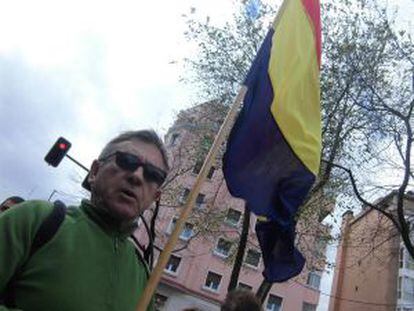 Un manifestante muestra una bandera de la II República